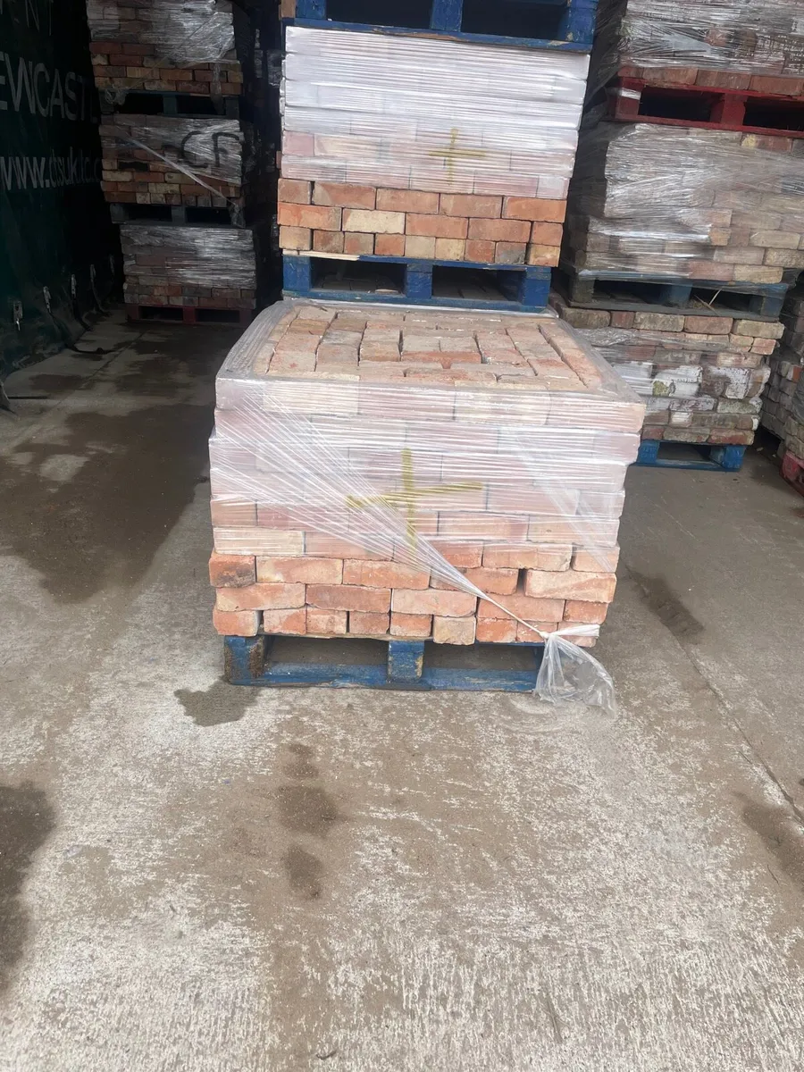 Reclaimed red brick - Image 1
