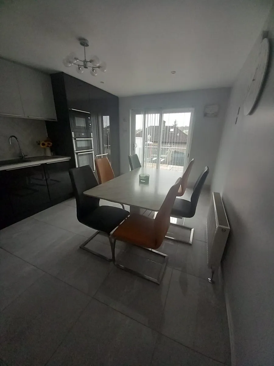 Marble kitchen table with 6 leather chairs - Image 4