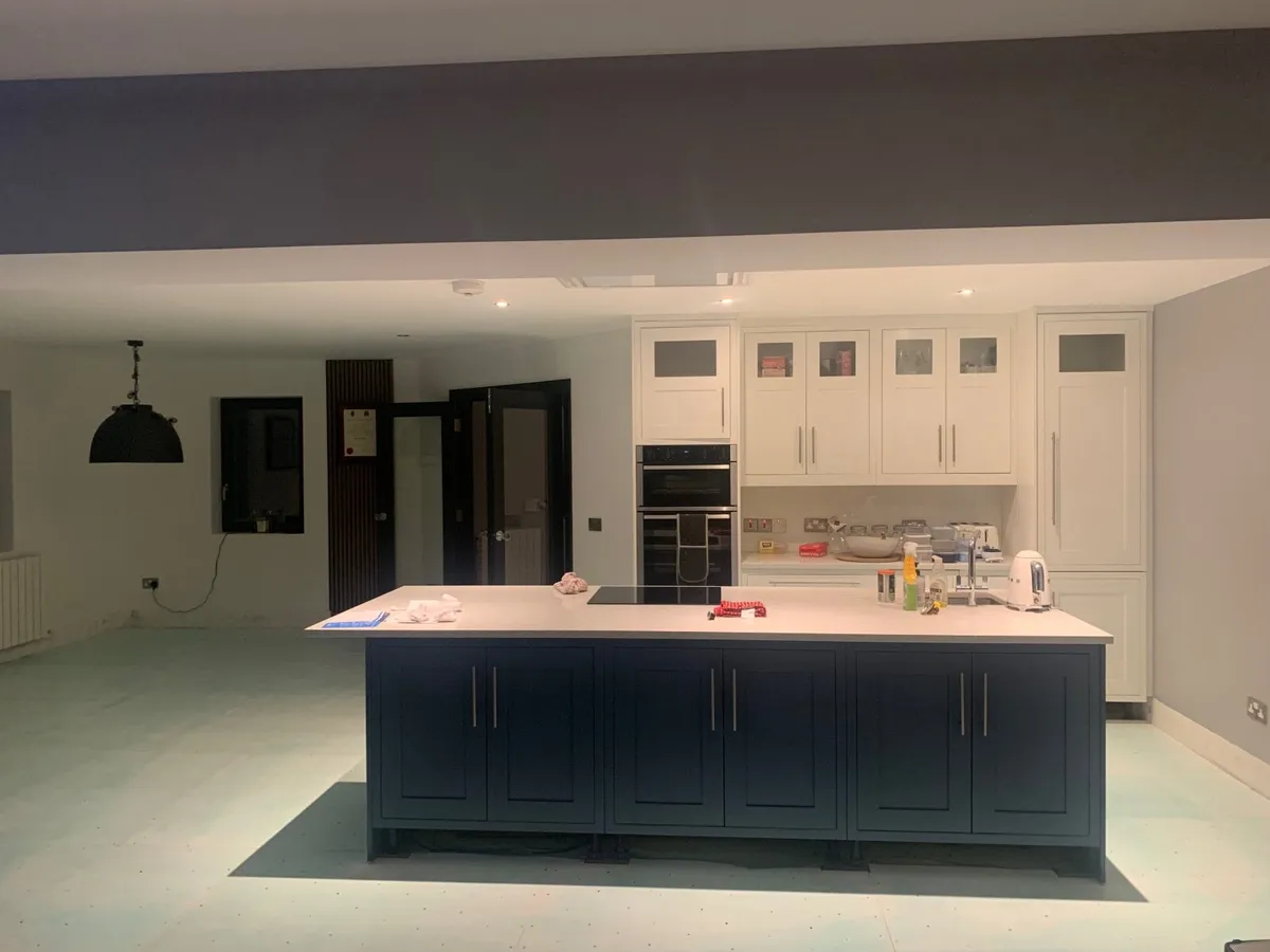 Complete 5 year old  modern Con Brouder Kitchen - Image 1