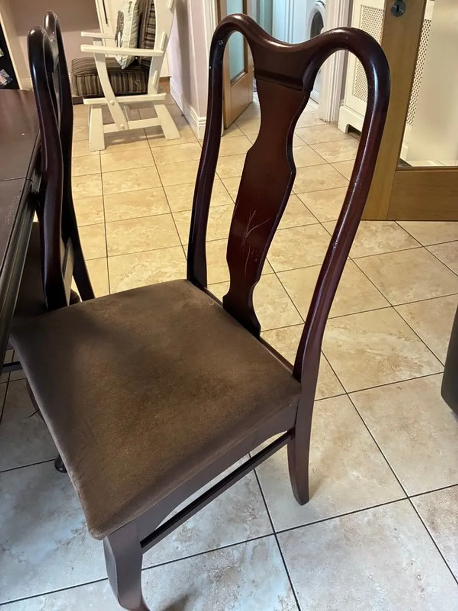 Solid mahogany Dining Table and 5 chairs - Image 4
