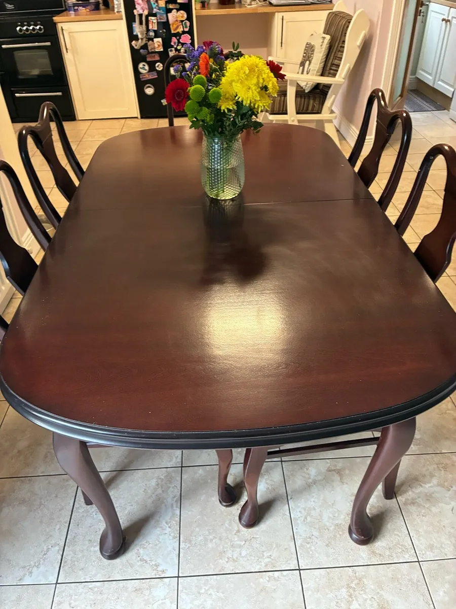 Solid mahogany dining table plus 5 chairs - Image 1
