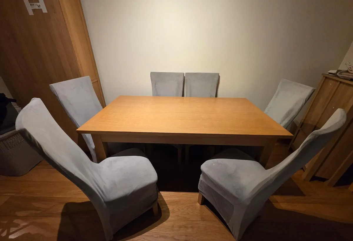 Table and 6 chairs - Image 1