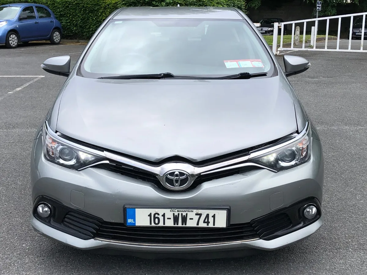 Toyota Auris 2016 1.4D4D,LIGHT DAMAGE ON THE FRONT - Image 4