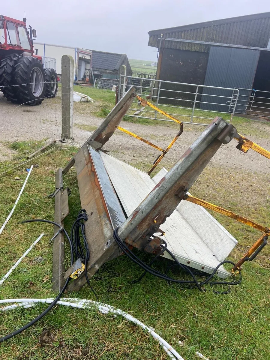 Tail Lift Off A Lorry - Image 1