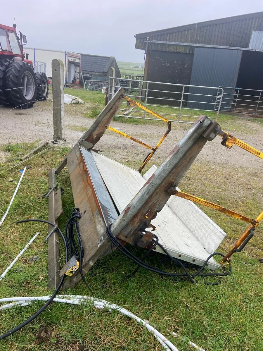 Tail Lift Off A Lorry - Image 2