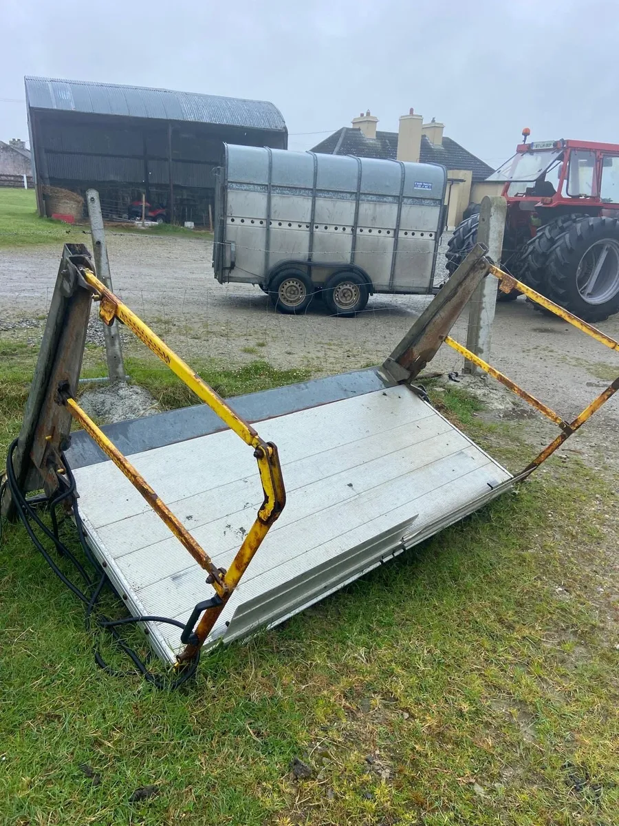Tail Lift Off A Lorry - Image 4