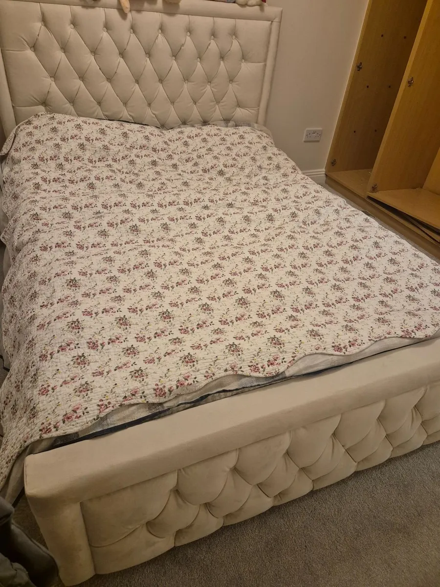 King size bed - Image 1