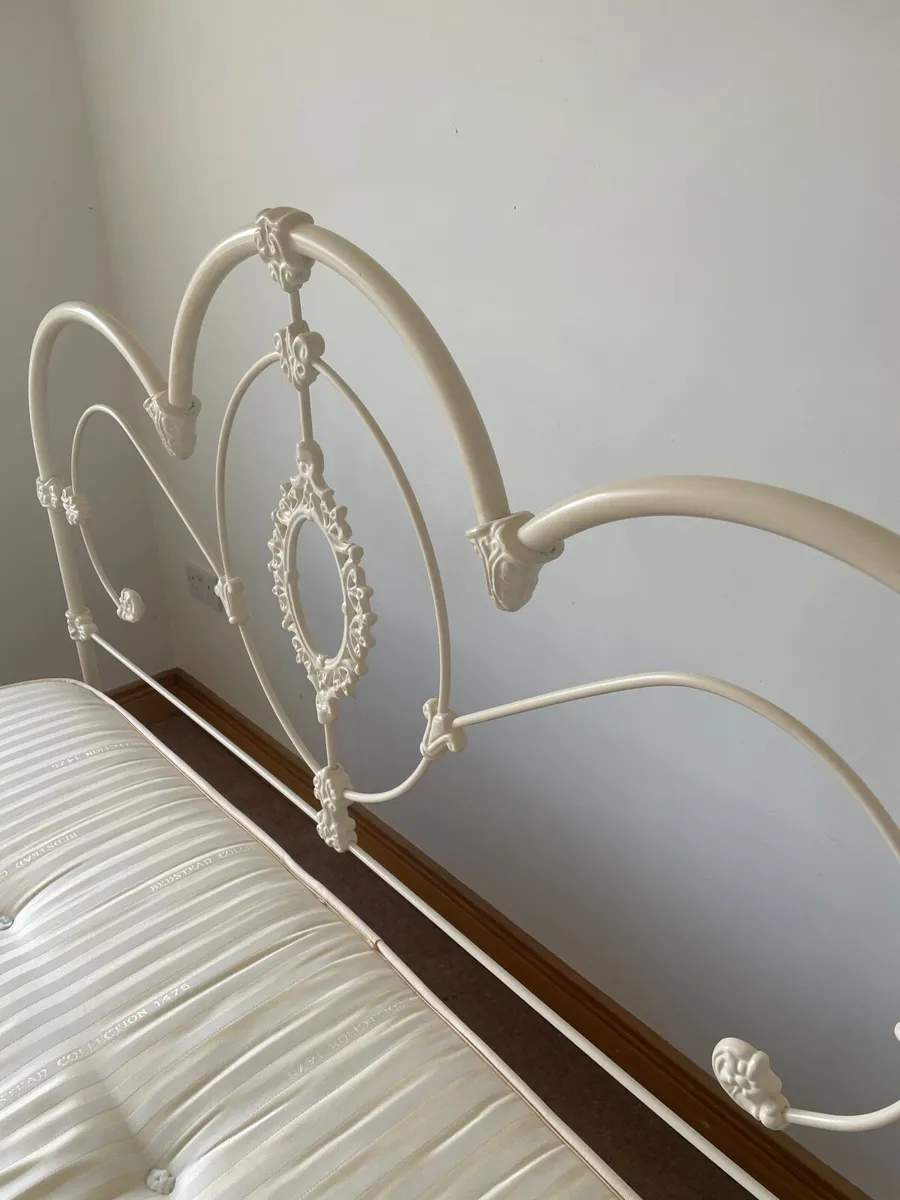 Bed frame - Image 1