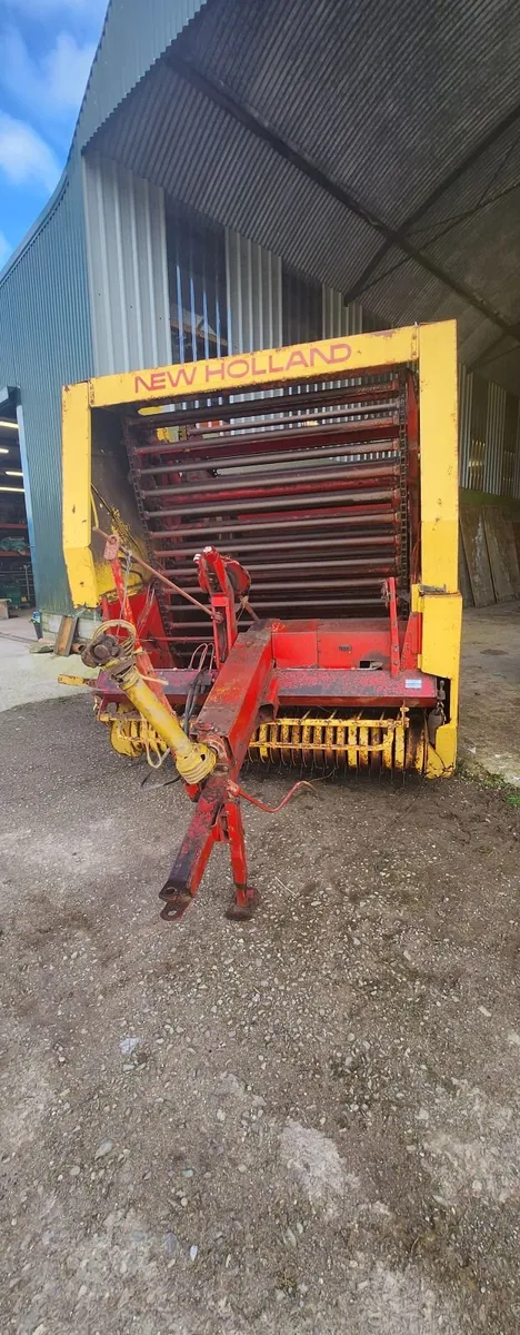 New Holland Model 850 Round Baler - Image 1
