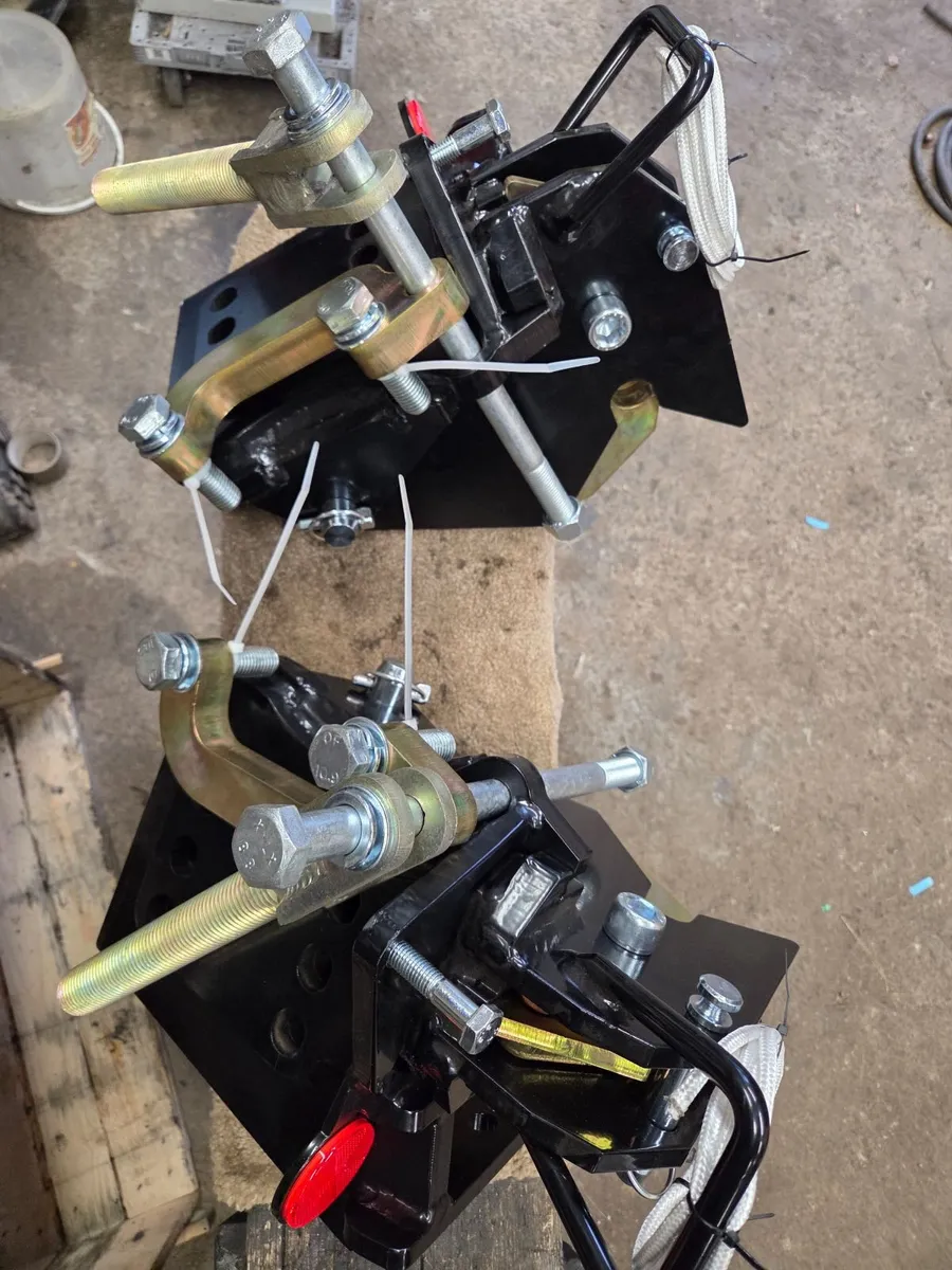Axle brackets - Image 1