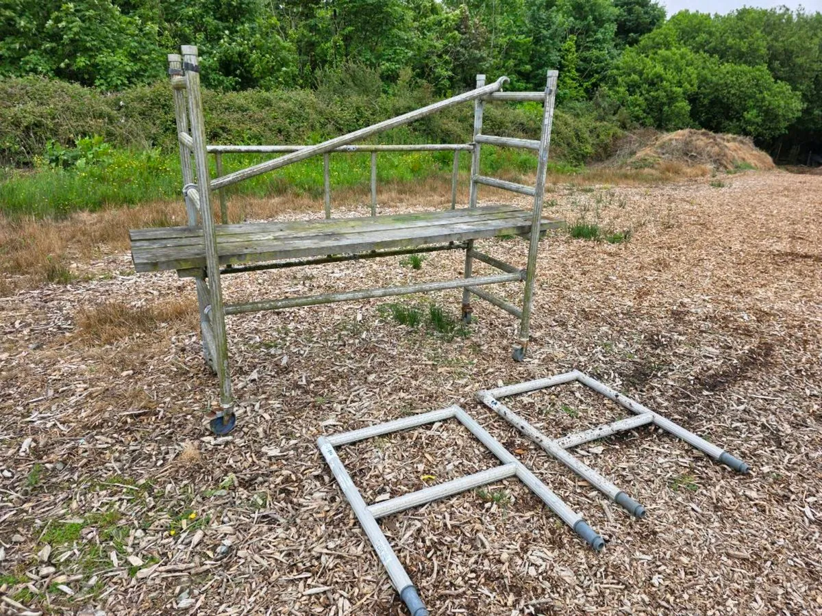 Access tower - Image 2