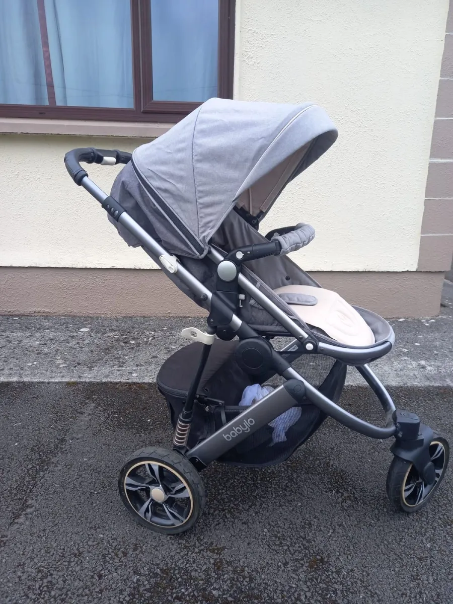 Babylo 3 wheeler buggy in excellent condition - Image 1