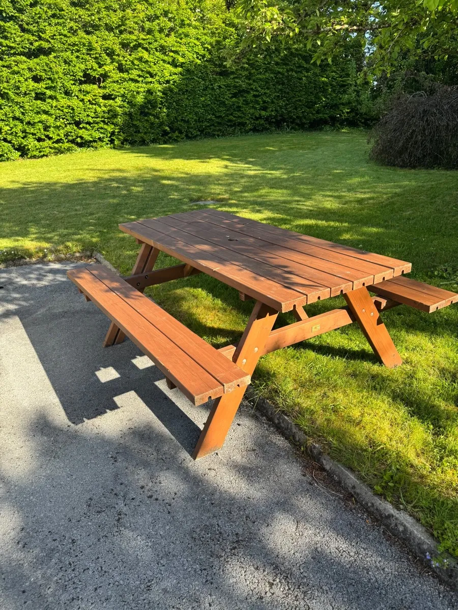Garden table with beach seats - Image 1
