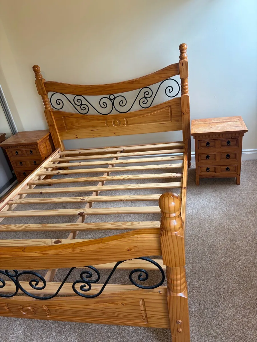 Bed and 2 lockers - Image 1