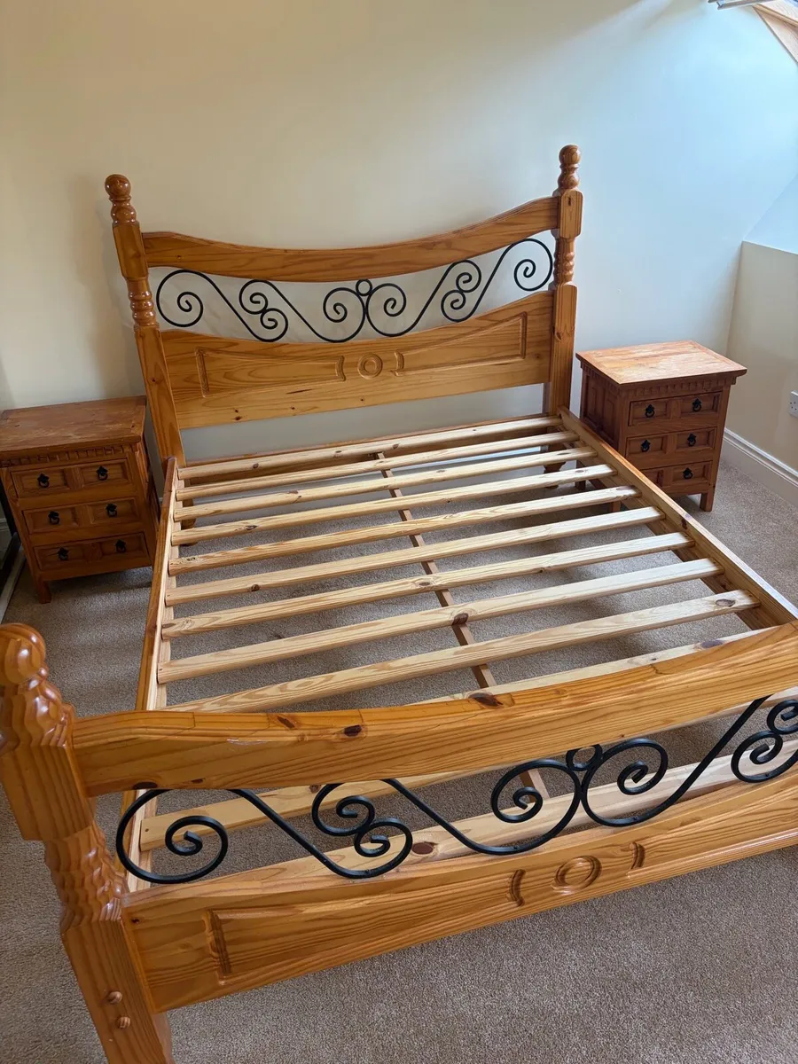 Bed and 2 lockers - Image 2