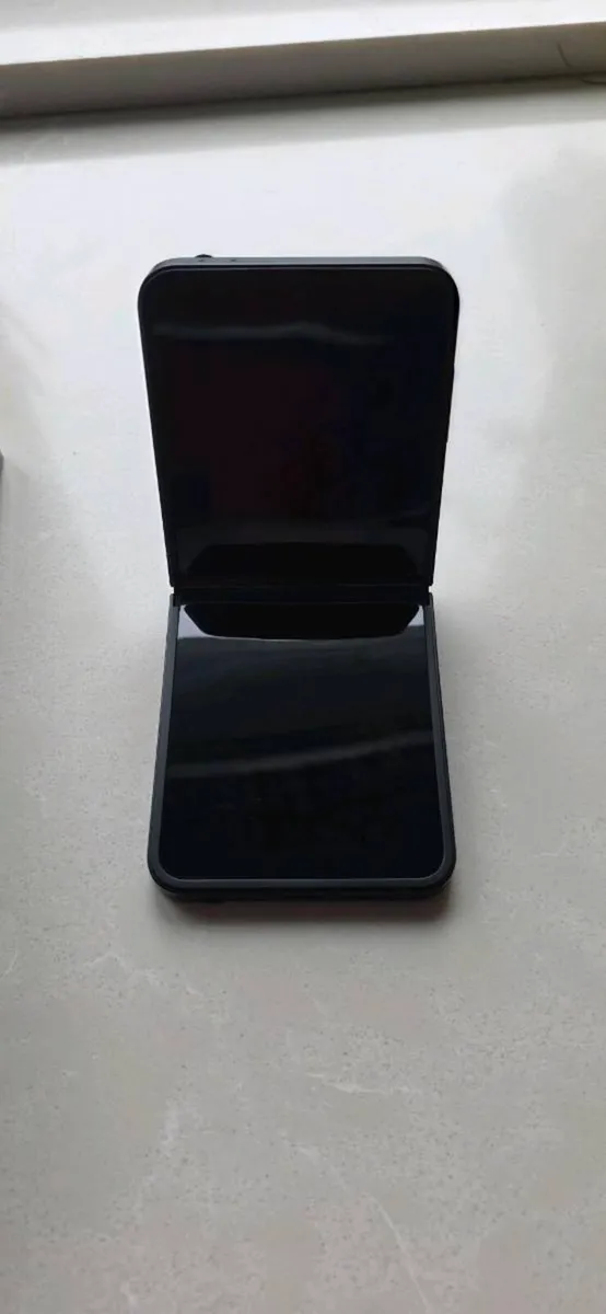Samsung Galaxy Z Flip7 - Image 2