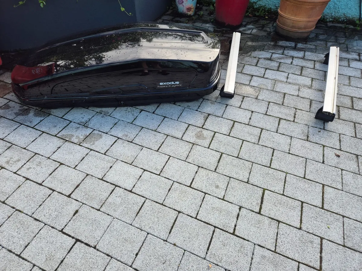 Roof Box (470L) w/ Roof Bars