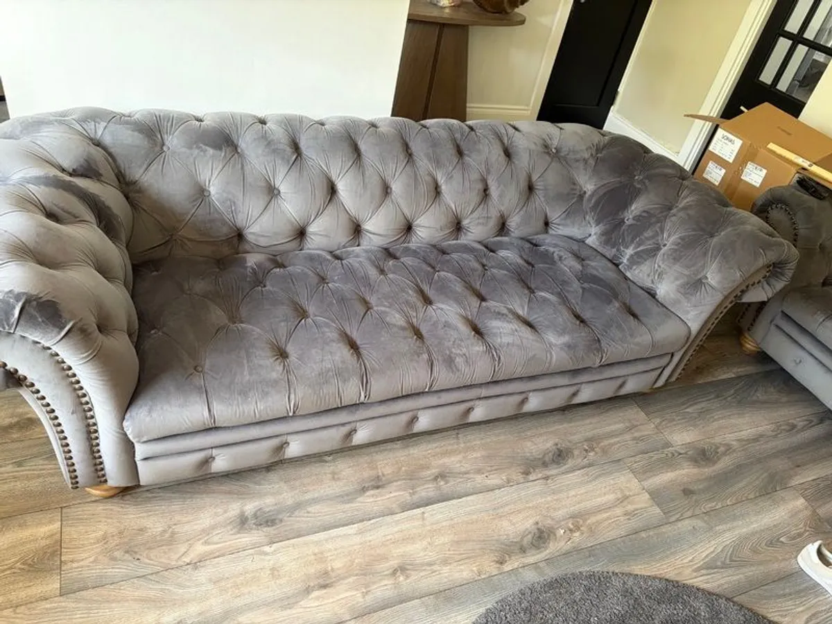 Chesterfield sofa - Image 1