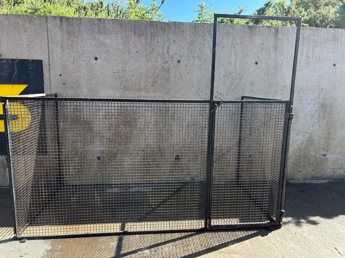 Dog kennel - Image 1