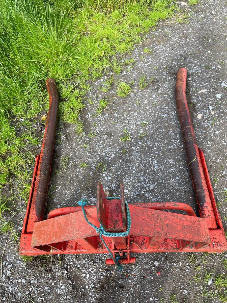 Bale lifter - Image 1