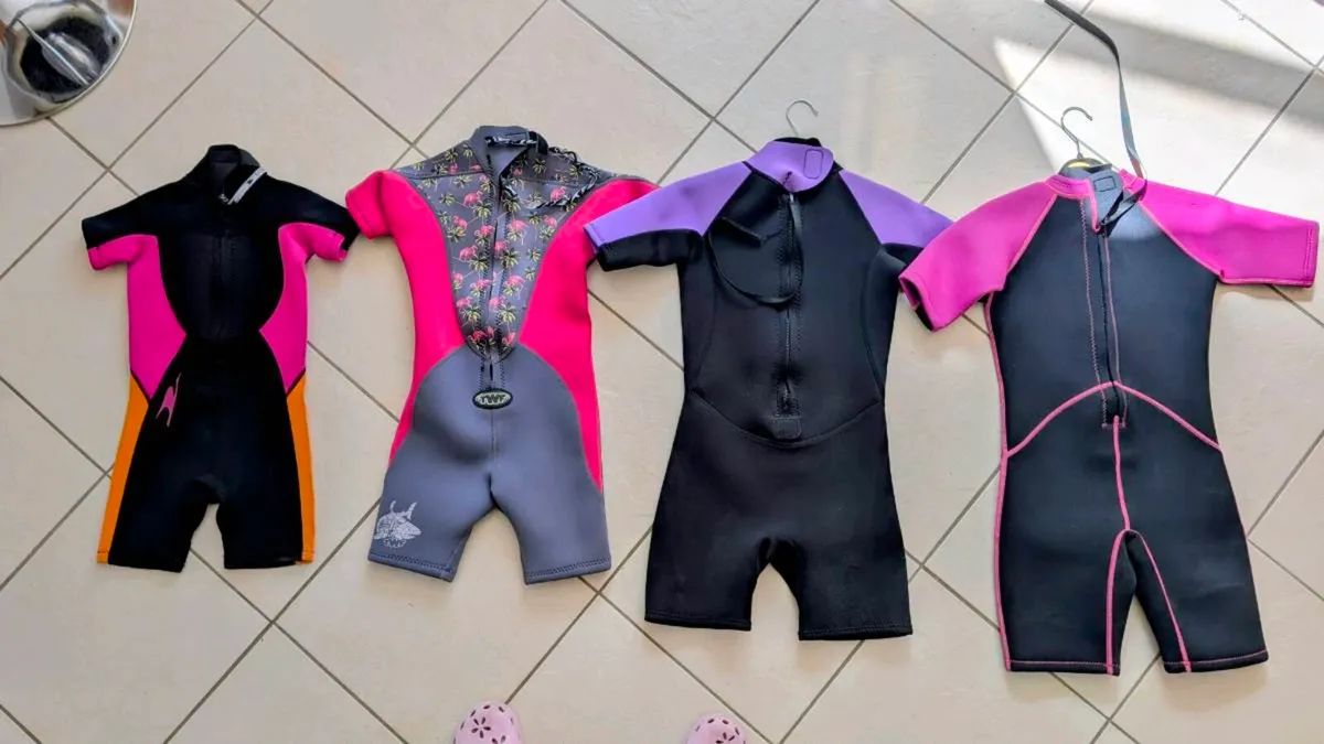 Kids wet suits - Image 1