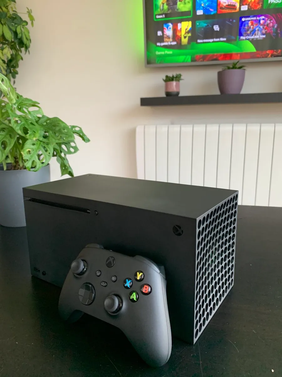 Xbox Series X,  7 games , 2 controllers - Image 1