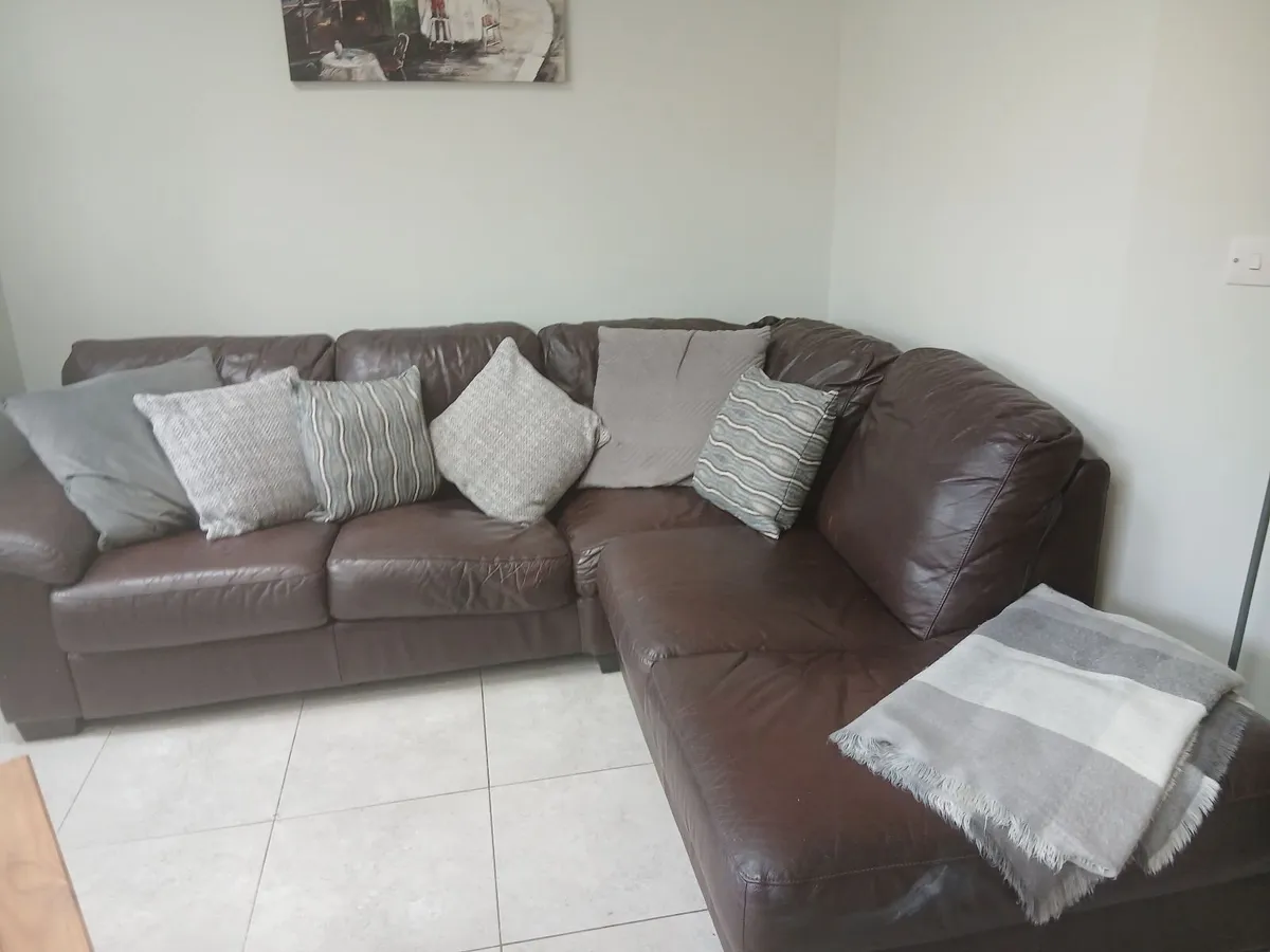 Corner brown leather sofa. - Image 1