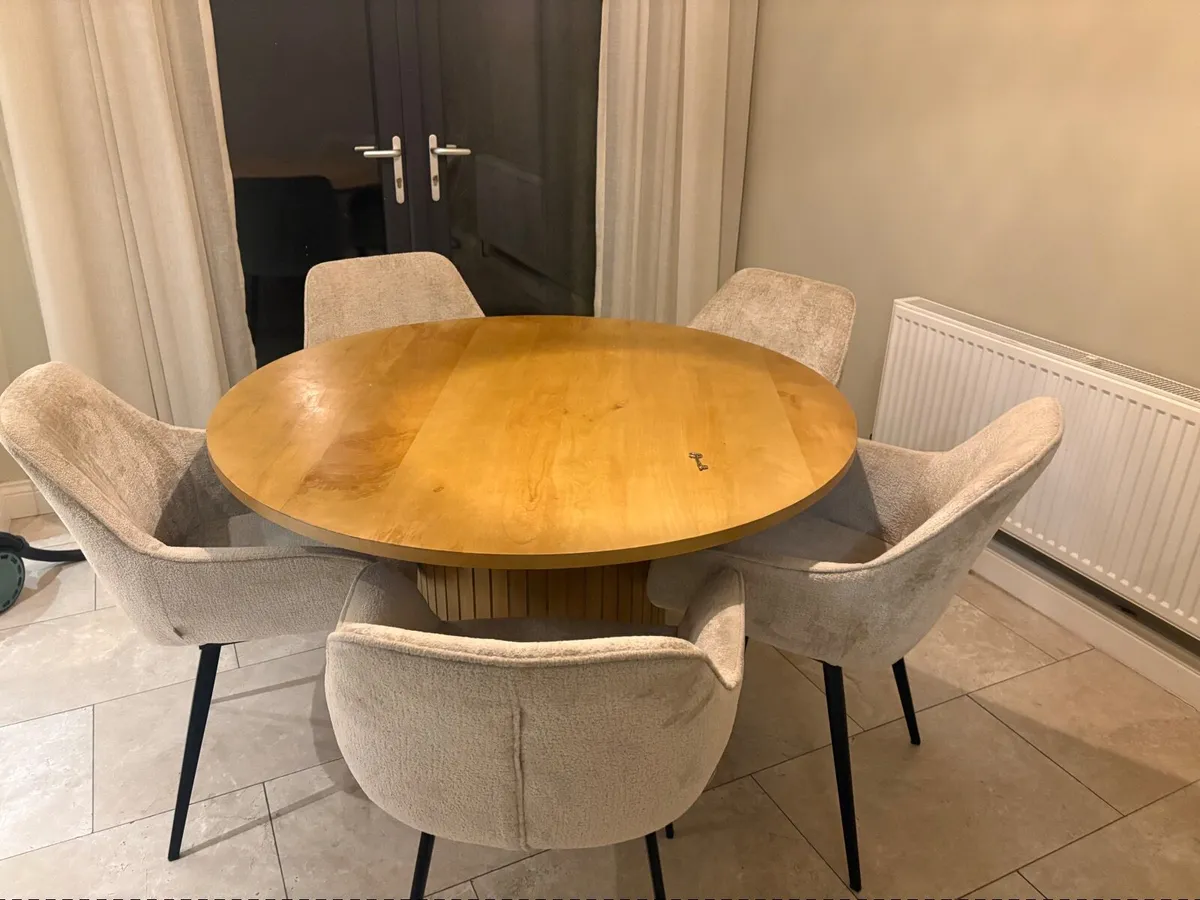 Table and chairs - Image 2