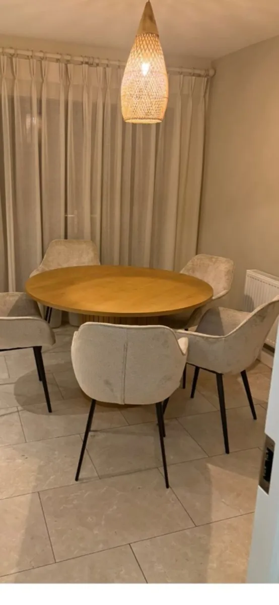 Table and chairs - Image 1