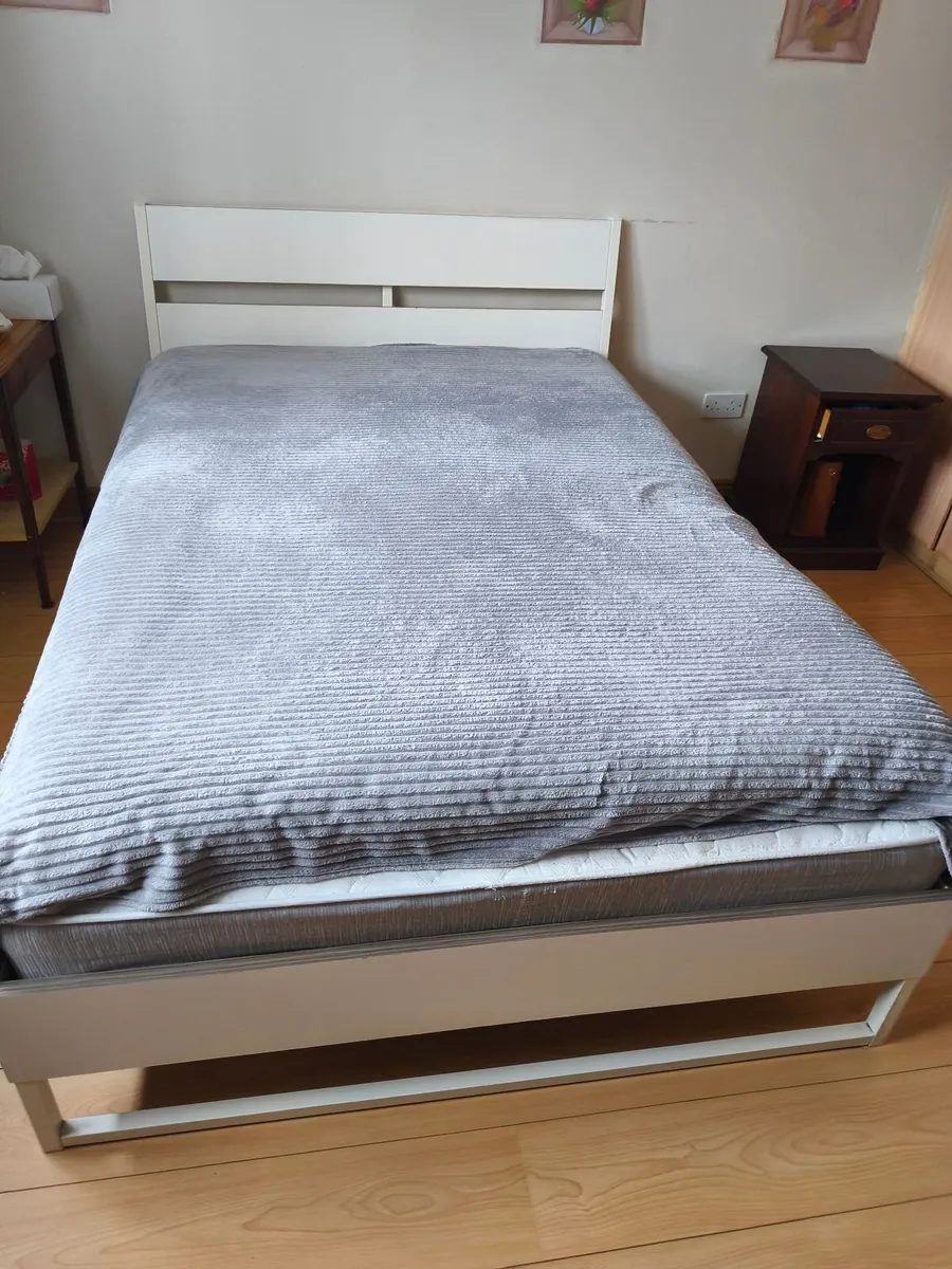 Double bed with mattress for sale 120 euros - Image 4