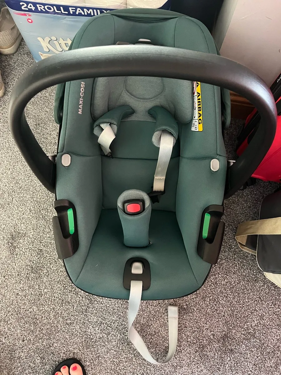 MaxiCosi baby car seat - Image 1