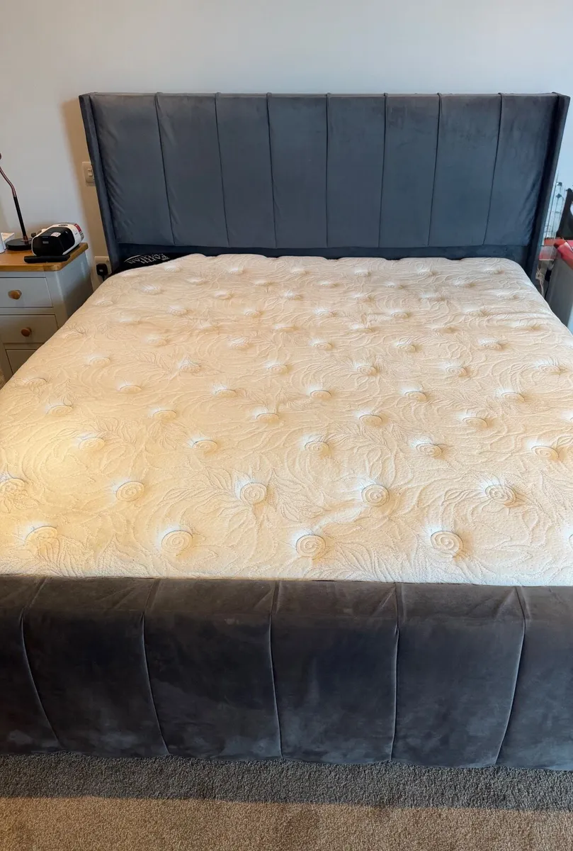 Bed and mattress - Image 1