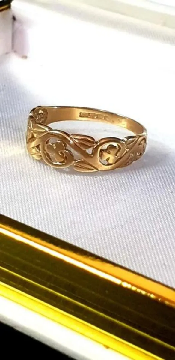 Vintage Hallmarked 9ct Gold 'Clover' Wedding Band - Image 4