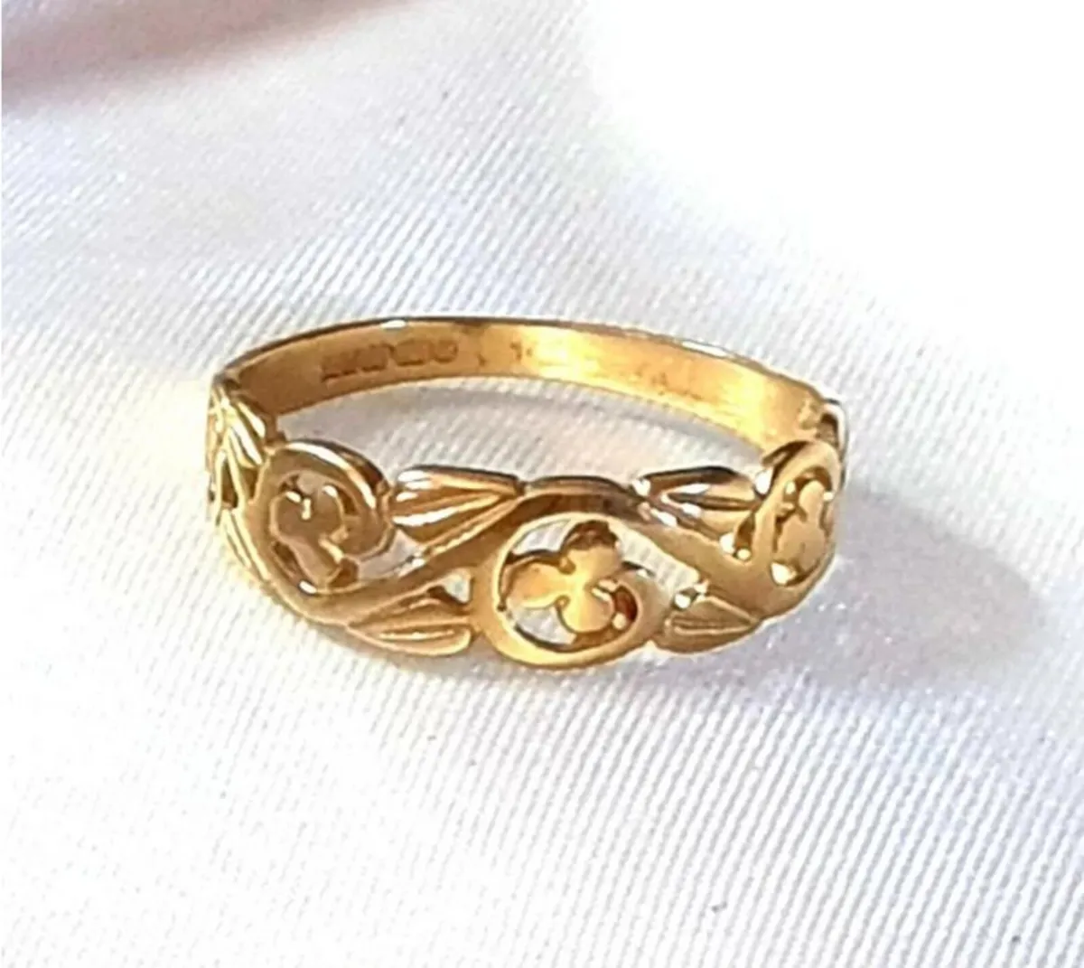 Vintage Hallmarked 9ct Gold 'Clover' Wedding Band - Image 2