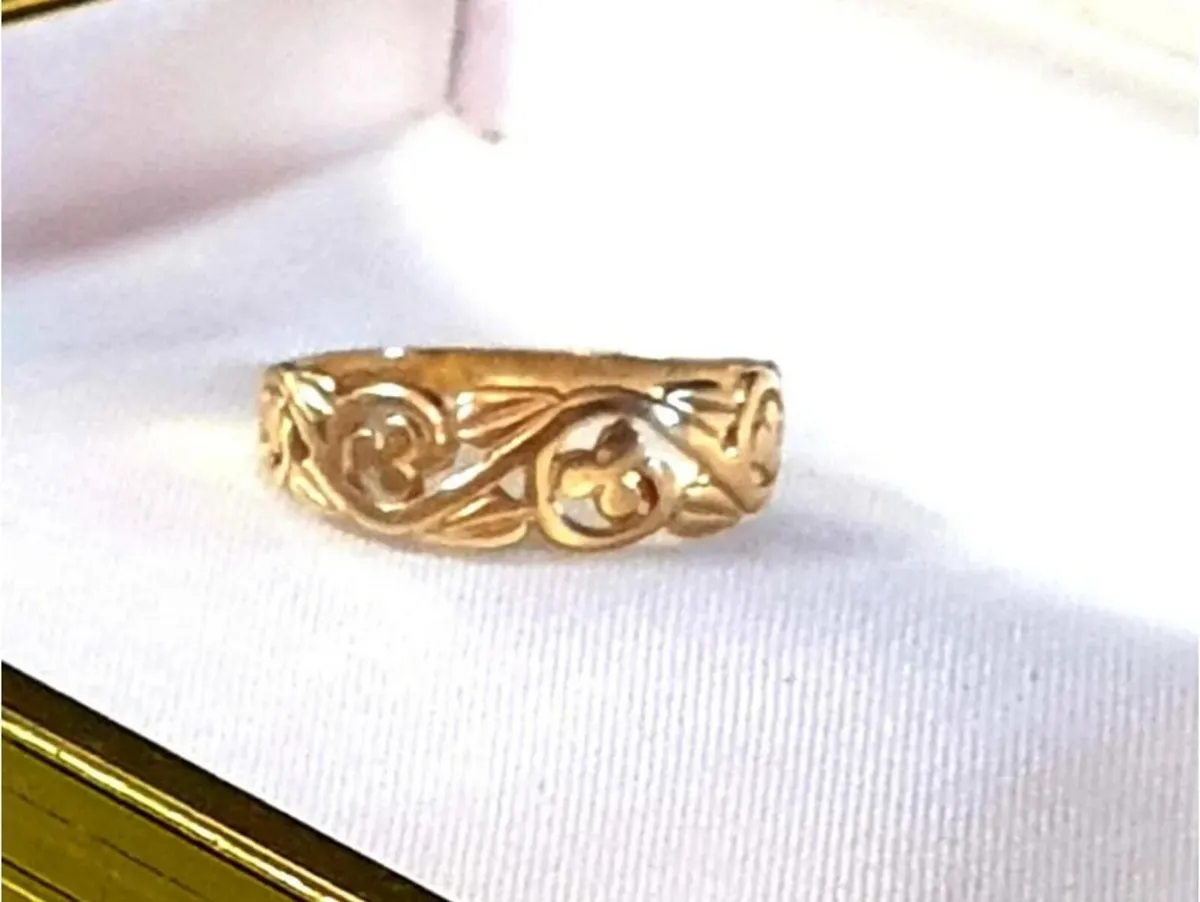 Vintage Hallmarked 9ct Gold 'Clover' Wedding Band - Image 1