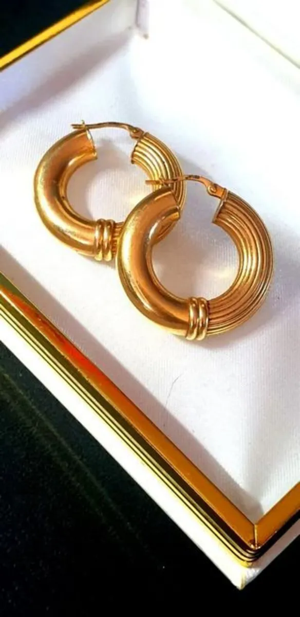 Vintage 9ct Gold Hallmarked Chunky Earrings - Image 2