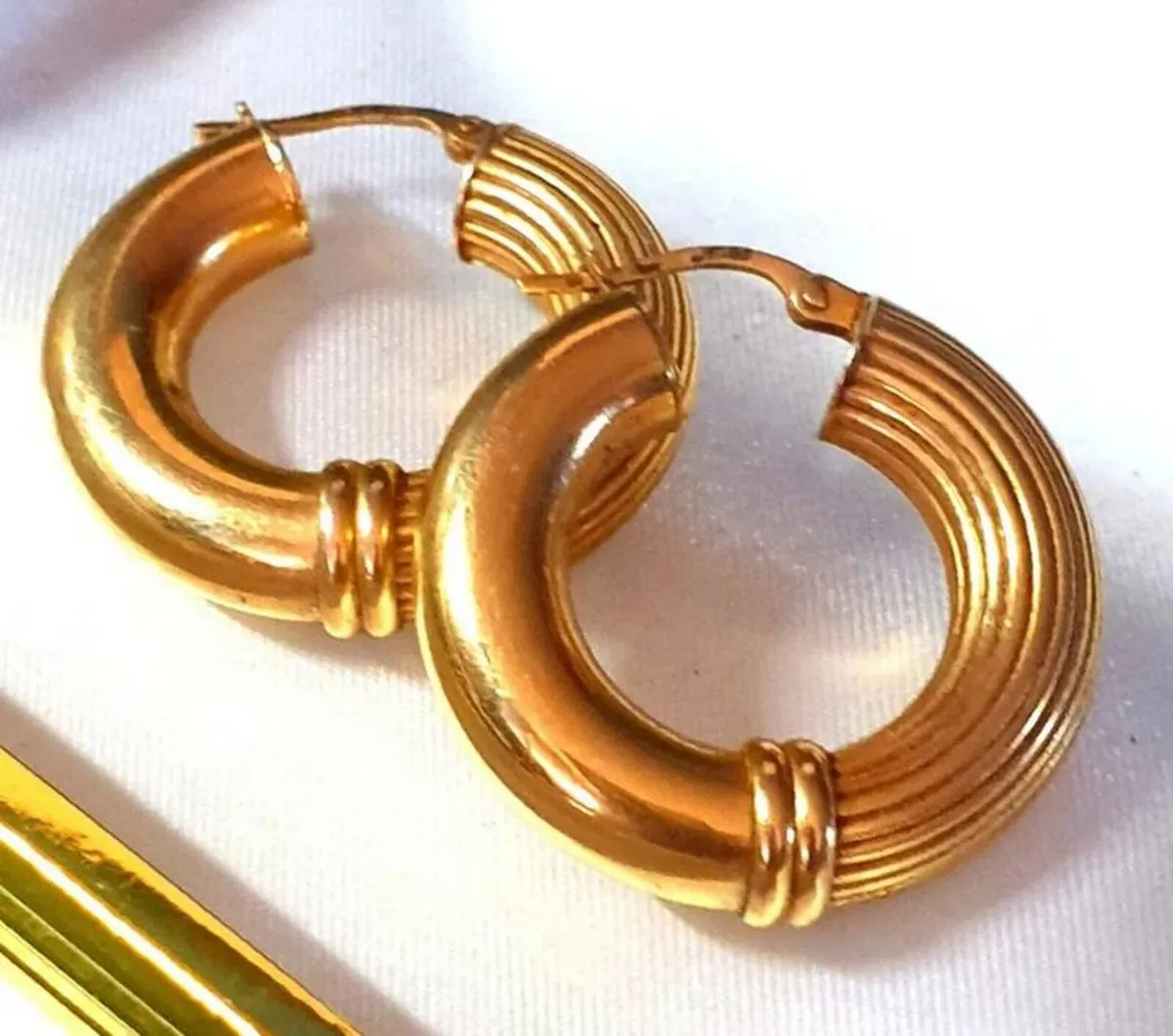 Vintage 9ct Gold Hallmarked Chunky Earrings - Image 3