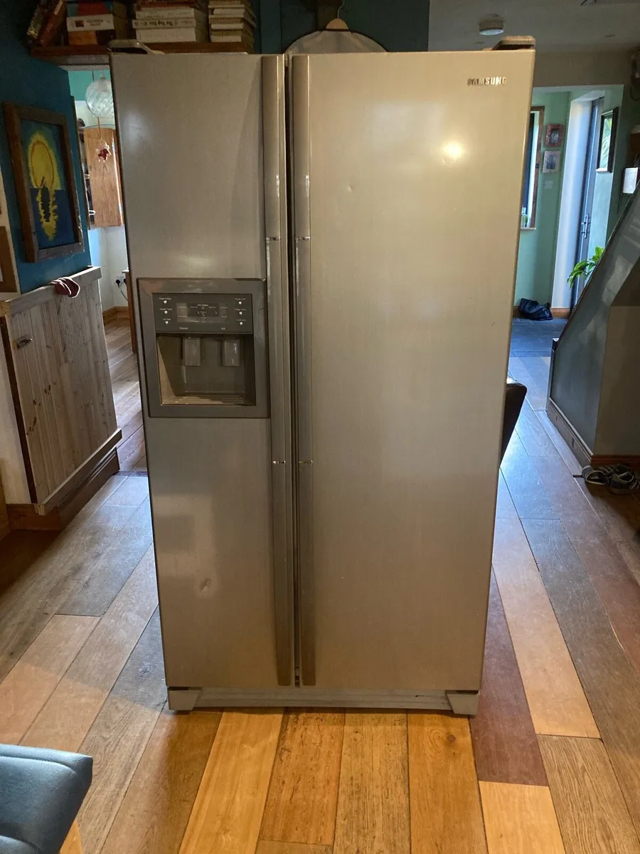 Damaged fridge (free) - Image 1