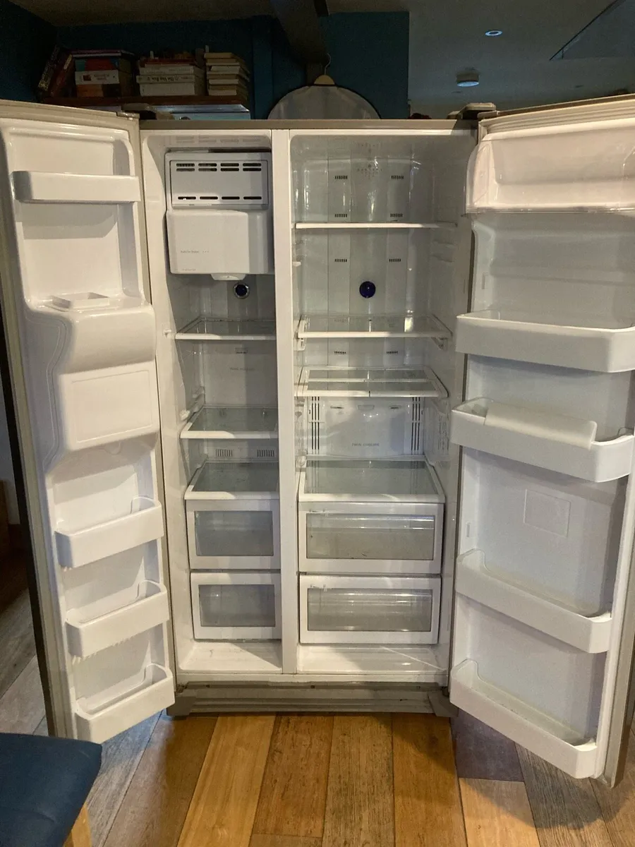 Damaged fridge (free) - Image 2