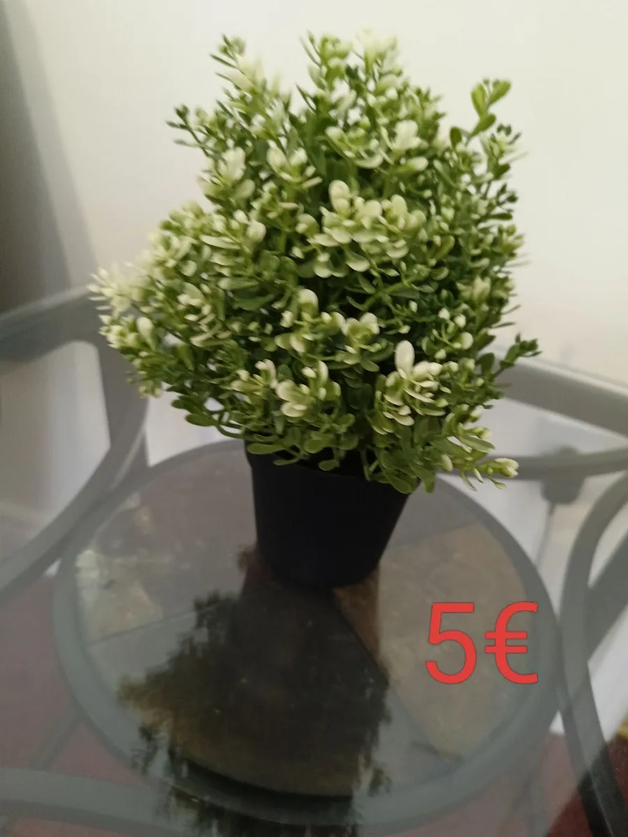Vase and plastic plants - Image 2