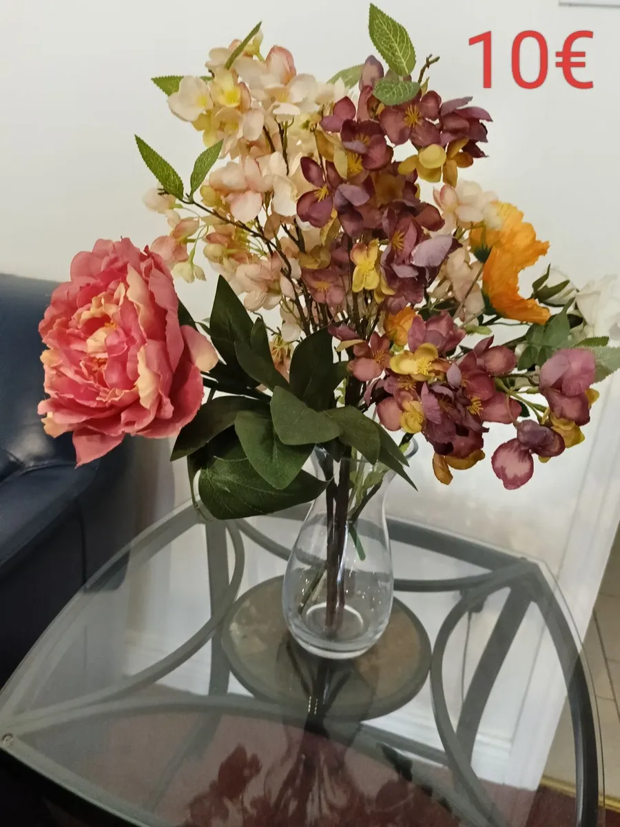 Vase and plastic plants - Image 3