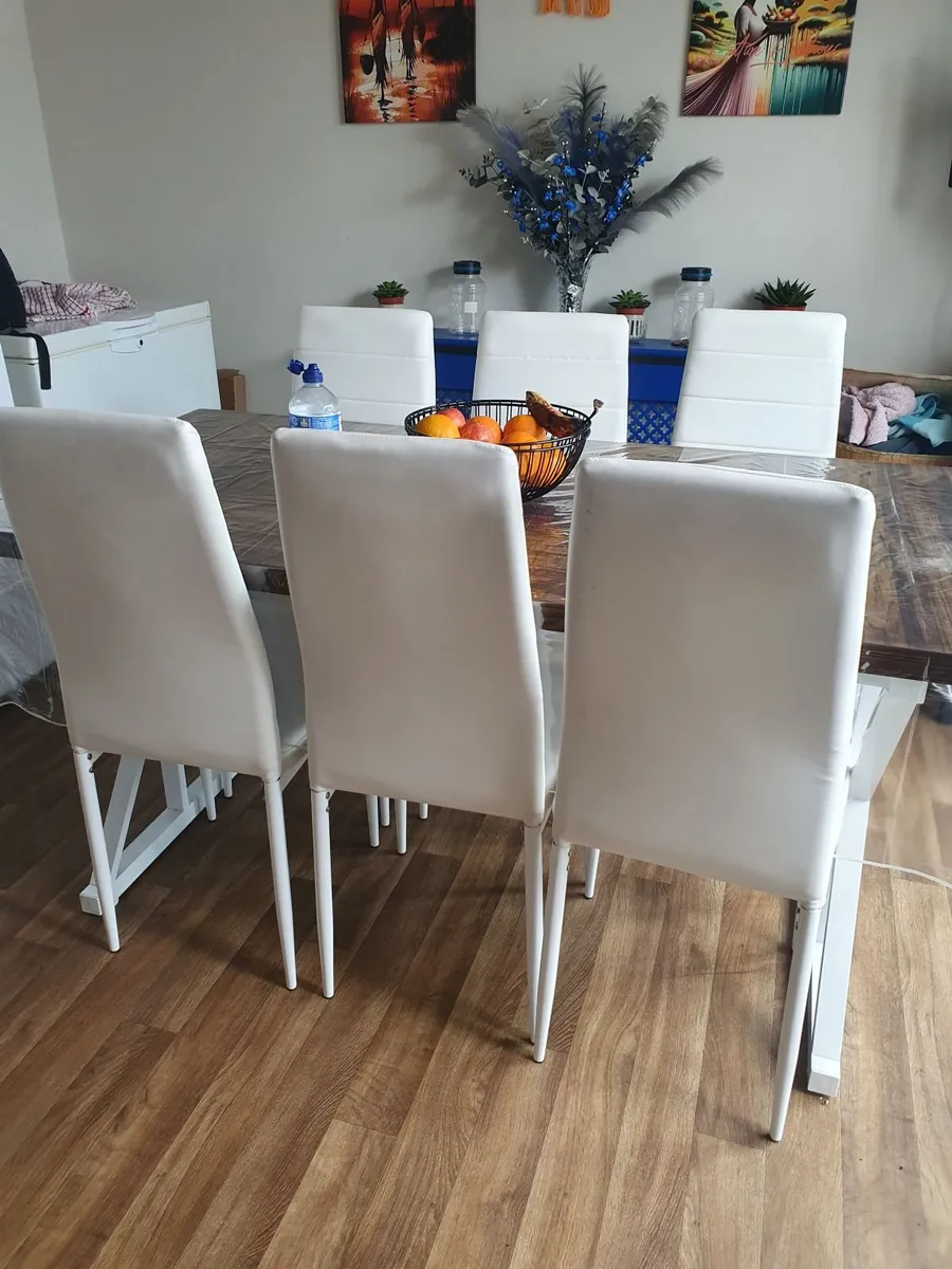 Table and 6 chairs - Image 1