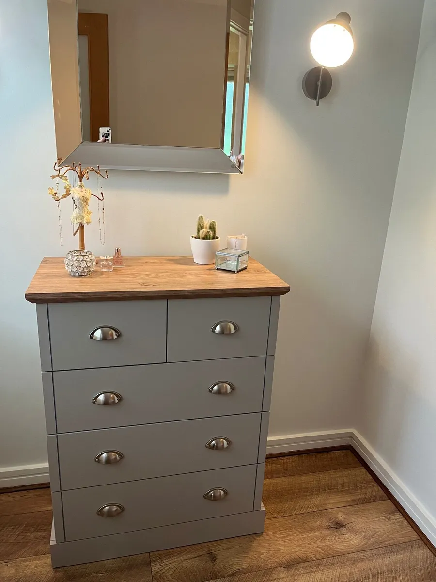 Chest of drawers - Image 1