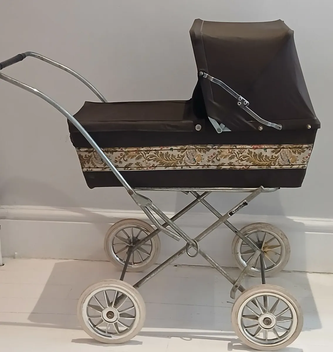 Vintage Pedigree Dolls Pram from  1970s - Image 4