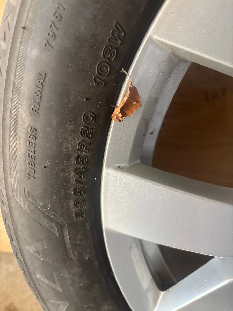 Touareg alloy wheels and tyres - Image 2