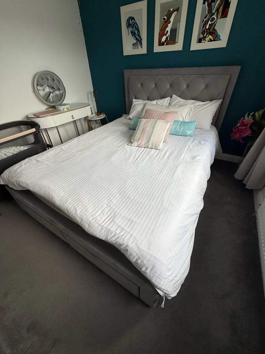 King size bed - Image 1