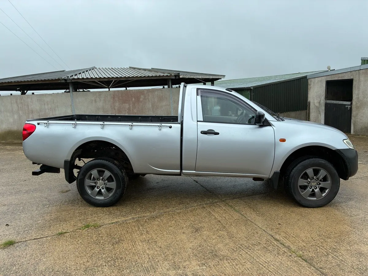 Mitsubishi jeep - Image 2