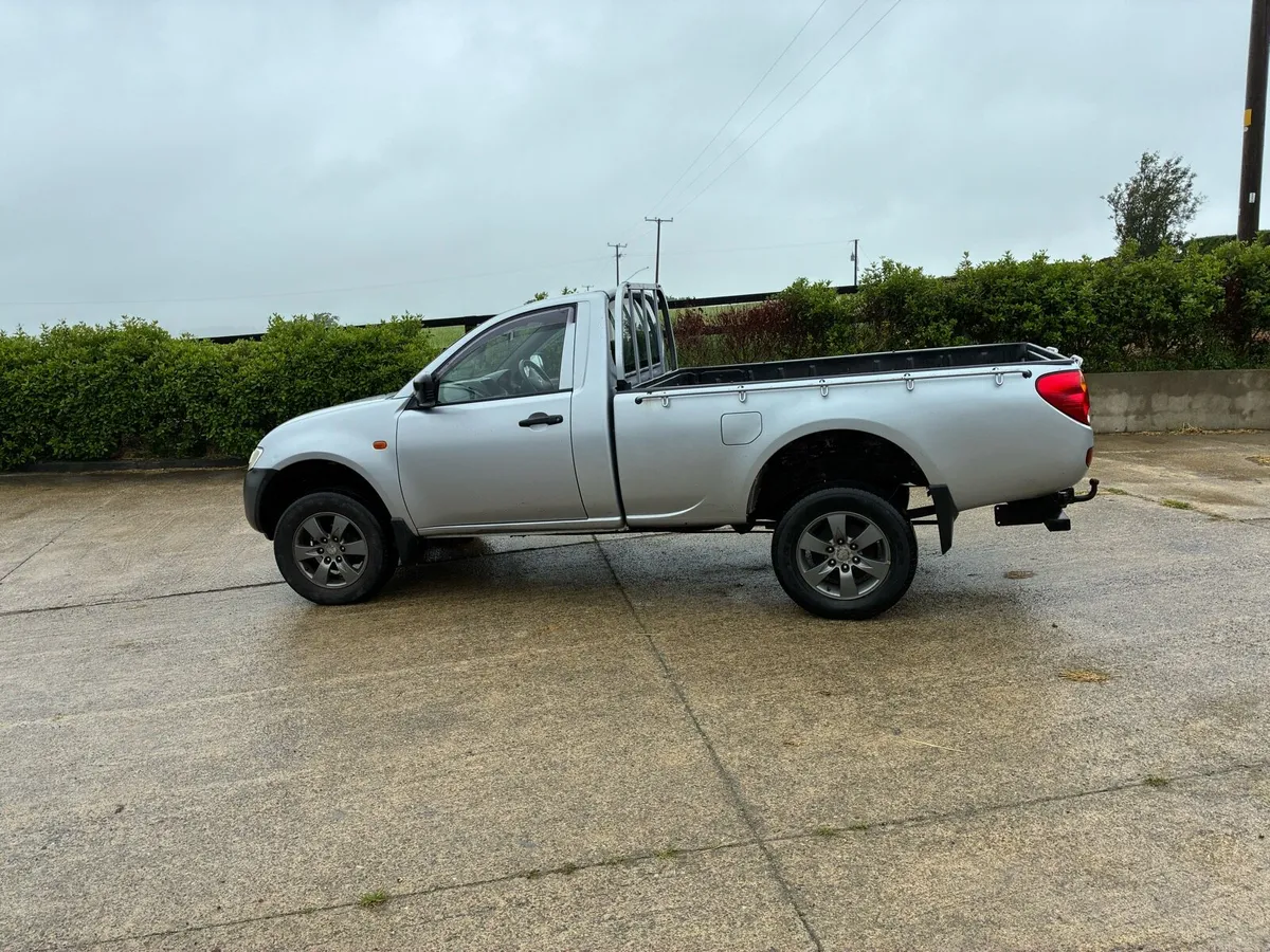 Mitsubishi jeep - Image 4