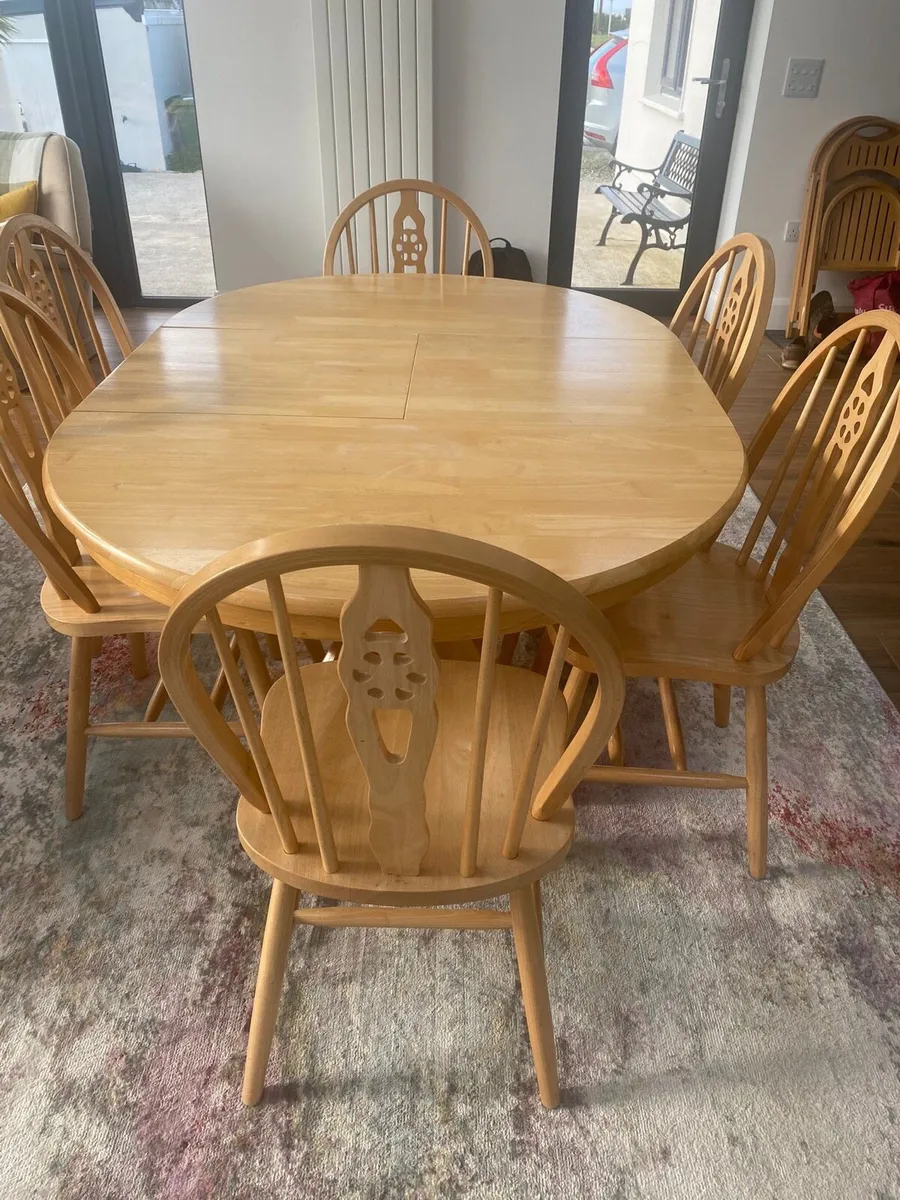 Table and 6 chairs - Image 1
