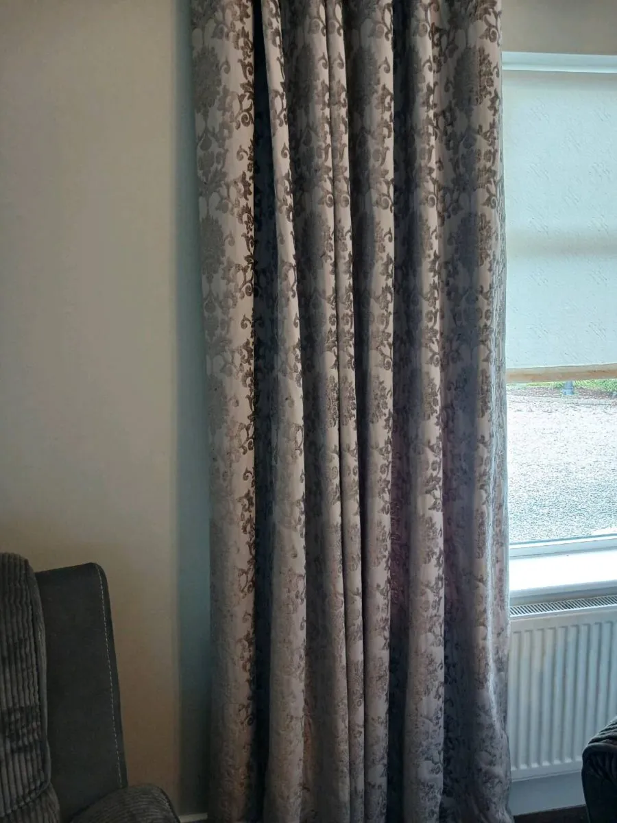 Curtains - Image 2